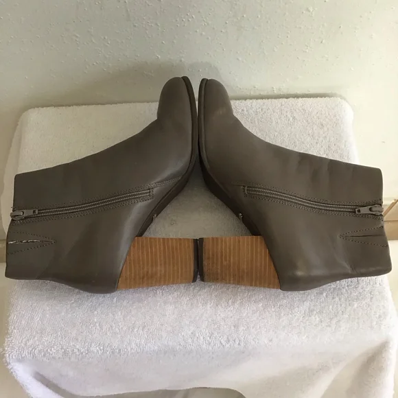 Vionic Women Stylish Gray Ankle Boots & Booties Size 8 with Brown Heels - Picture 6 of 10